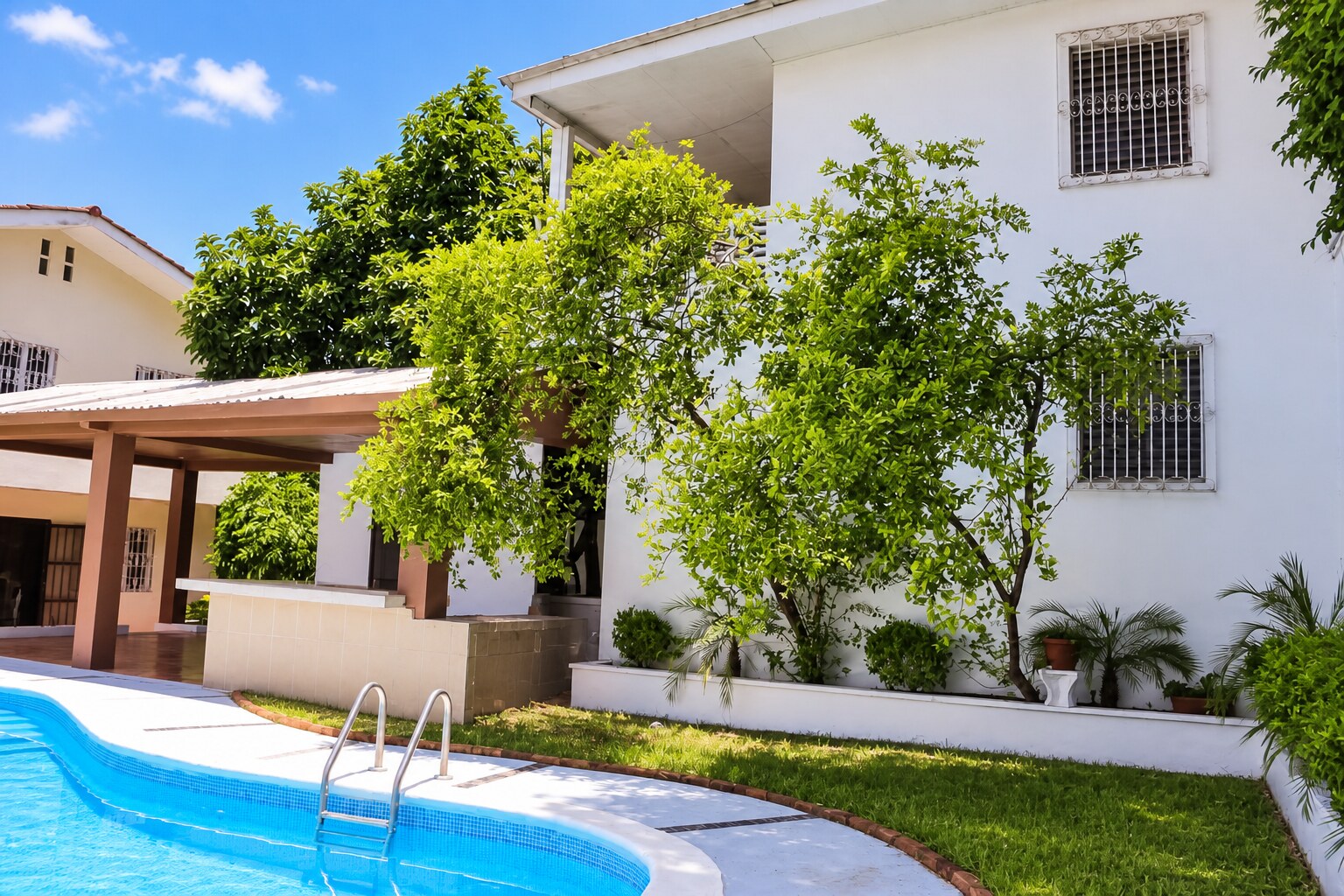 Se vende casa de lujo en Colonia Bella Vista imagen 3